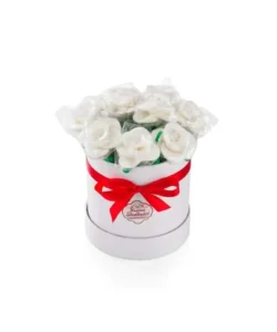 flower box z białych róż - boxy ze słodyczami