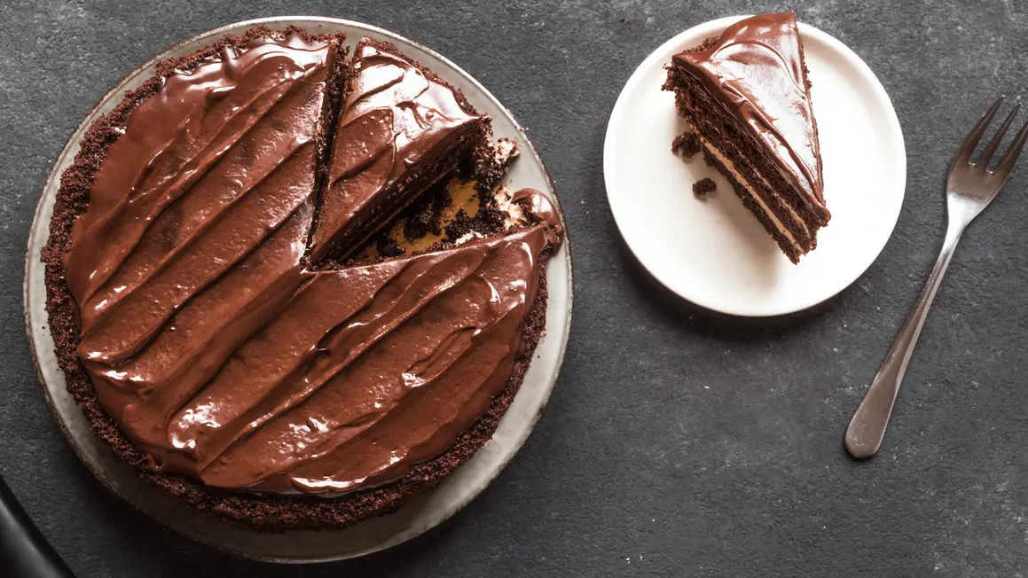 Do czego przyda się polewa czekoladowa? Jakie desery warto ozdobić czekoladowym smakiem?